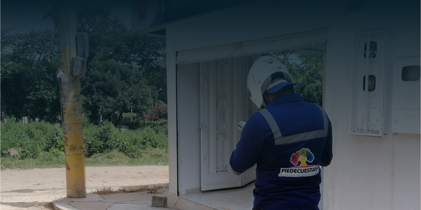 Hombre revisando un contador